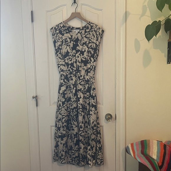 Evereve | Winona  Floral Midi V-Neck Black & White Silky Dress Size Small - Picture 2 of 11
